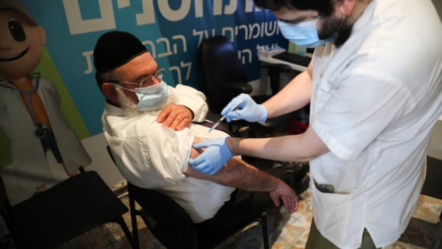 Người Israel không tiêm mũi vaccine thứ ba sẽ mất Thẻ xanh
